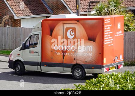 Seite & Rückseite Mercedes Ocado Online-Einzelhandel Lebensmittelgeschäft Geschäft Lebensmittel einkaufen Lieferwagen & Logo fahren an der Kreuzung von Essex Village Road England Stockfoto