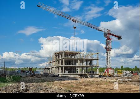 Bau eines Verwaltungsgebäudes auf monolithische Weise mit einem Turmdrehkran Stockfoto