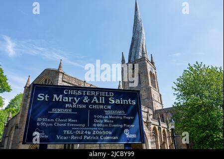 Chesterfield, Großbritannien, 14. Mai 2022: St Mary and All Saints Church mit dem schiefen Turm in Chesterfield England Stockfoto