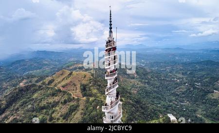 Luftaufnahme des Ambuluwawa Tower im Zentrum von Sri Lanka Stockfoto