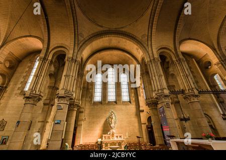 BRIARE, LOIRET, FRANKREICH, 06. MAI 2022 : Innenräume und architektonische Details der Kirche Saint Etienne Stockfoto