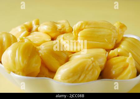 Draufsicht auf die Scheibe der Jackfruits in einer Schüssel auf dem Tisch. Stockfoto