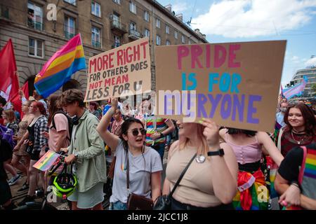 Breslau, Breslau, Polen. 11.. Juni 2022. Fast 20.000 Menschen nahmen am LGBT-marsch im Zentrum von Breslau Teil. Der Befehl wurde von der Polizei gehalten, und die Gegenveranstaltung bestand aus 10 Personen. (Bild: © Krzysztof Zatycki/ZUMA Press Wire) Stockfoto