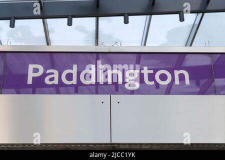 Logo für den Bahnhof Paddington für die Purple Line (Elizabeth Line) auf der Querstation London England UK Stockfoto