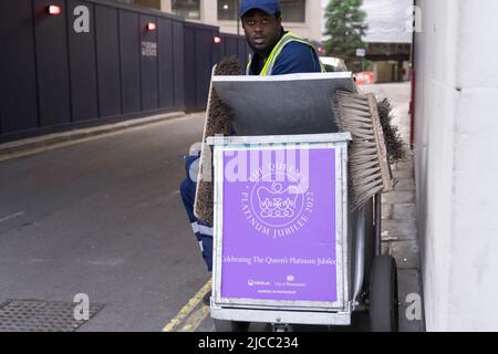 Das Platin-Jubiläums-Poster der Königin ist auf dem Straßenkollektionswagen Westminster London England angebracht Stockfoto