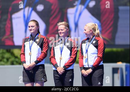 Die rekursive Goldmedaillengewinnerin Deutschland mit Katharina Bauer, Michelle Kroppen und Charline Schwarz bei der Siegerehrung während der Europameisterschaft im Bogenschießen 2022 im rekurvigen Finale in der Theresienwiese, München. Sven Beyrich/SPP Stockfoto