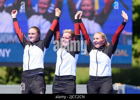 Die rekursive Goldmedaillengewinnerin Deutschland mit Katharina Bauer, Michelle Kroppen und Charline Schwarz bei der Siegerehrung während der Europameisterschaft im Bogenschießen 2022 im rekurvigen Finale in der Theresienwiese, München. Sven Beyrich/SPP Stockfoto