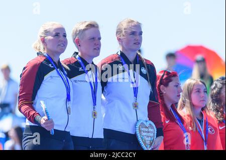 Die rekursive Goldmedaillengewinnerin Deutschland mit Katharina Bauer, Michelle Kroppen und Charline Schwarz bei der Siegerehrung während der Europameisterschaft im Bogenschießen 2022 im rekurvigen Finale in der Theresienwiese, München. Sven Beyrich/SPP Stockfoto