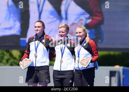 Die rekursive Goldmedaillengewinnerin Deutschland mit Katharina Bauer, Michelle Kroppen und Charline Schwarz bei der Siegerehrung während der Europameisterschaft im Bogenschießen 2022 im rekurvigen Finale in der Theresienwiese, München. Sven Beyrich/SPP Stockfoto