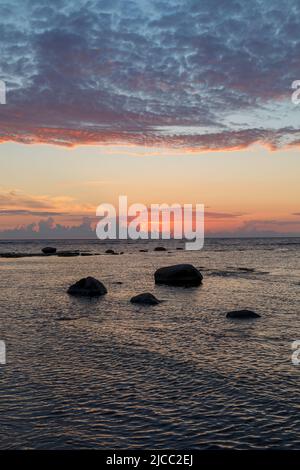Sonnenuntergang über der Ostsee. Felsige Küste in Estland. Stockfoto