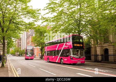 Belfast, Vereinigtes Königreich - 21. Mai 2022: Pink Bus in der Victorian Street im Zentrum von Belfast Stockfoto