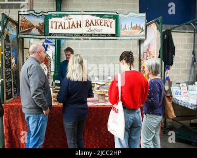 Belfast, Vereinigtes Königreich - 21. Mai 2022: Italienischer Imbissstand und Kunden, die ihn auf dem St. George's Market in Belfast betrachten Stockfoto