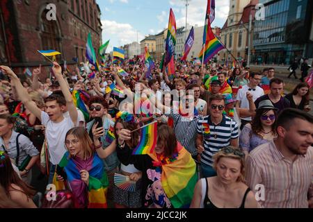 Breslau, Breslau, Polen. 11.. Juni 2022. Fast 20.000 Menschen nahmen am LGBT-marsch im Zentrum von Breslau Teil. Der Befehl wurde von der Polizei gehalten, und die Gegenveranstaltung bestand aus 10 Personen. (Bild: © Krzysztof Zatycki/ZUMA Press Wire) Stockfoto