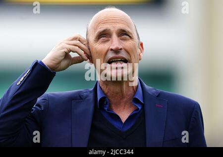 Moderator Nasser Hussain während des dritten Tages des zweiten Spiels der LV= Insurance Test Series in Trent Bridge, Nottingham. Bilddatum: Sonntag, 12. Juni 2022. Stockfoto