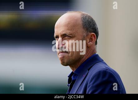 Moderator Nasser Hussain während des dritten Tages des zweiten Spiels der LV= Insurance Test Series in Trent Bridge, Nottingham. Bilddatum: Sonntag, 12. Juni 2022. Stockfoto