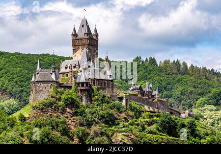 Die Reichsburg Cochem (Kaiserburg Cochem) auf einem Hügel über der Mosel. Die Reichsburg Cochem wurde 1130 erstmals urkundlich erwähnt. Stockfoto