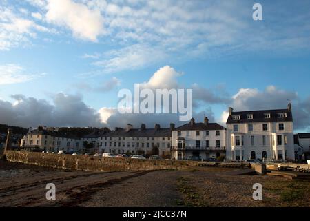 Beaumaris, Anglesey, Wales, wunderschöne Altstadt. Elegante, historische Terrasse mit Häusern am Strand an einem Wintertag. Landschaftsansicht mit Copy SPA Stockfoto