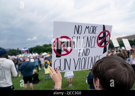 (220612) -- WASHINGTON, D.C., 12. Juni 2022 (Xinhua) -- während einer Kundgebung, die die zunehmende Waffengewalt anprangerte, versammeln sich Menschen, während sie Politiker dazu drängen, in Washington, DC, den Vereinigten Staaten, am 11. Juni 2022 zu handeln. UM ES MIT "Feature: Amerikaner verungliquen Waffengewalt, politische Untätigkeit bei landesweiten Kundgebungen" zu TUN (Xinhua/Liu Jie) Quelle: Liu Jie/Xinhua/Alamy Live News Stockfoto