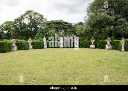 Steinstatuen in der halbrunden Exedra im North Garden im Chiswick House and Gardens im Westen Londons, Chiswick, England, Großbritannien Stockfoto