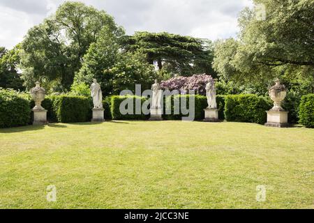 Steinstatuen in der halbrunden Exedra im North Garden im Chiswick House and Gardens im Westen Londons, Chiswick, England, Großbritannien Stockfoto