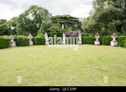 Steinstatuen in der halbrunden Exedra im North Garden im Chiswick House and Gardens im Westen Londons, Chiswick, England, Großbritannien Stockfoto