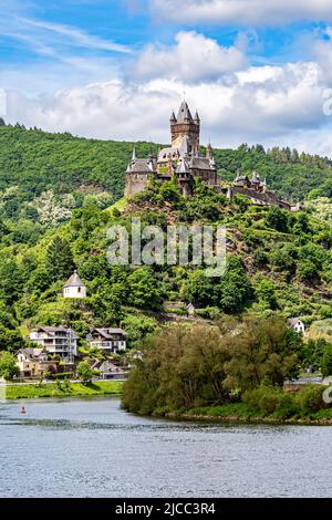Die Reichsburg Cochem (Kaiserburg Cochem) auf einem Hügel über der Mosel. Die Reichsburg Cochem wurde 1130 erstmals urkundlich erwähnt. Stockfoto