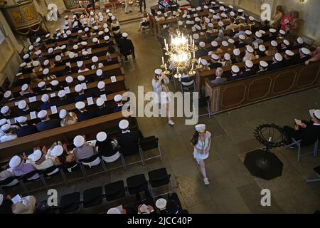 Glückliche Studenten während des Abschlussjahrs (auf Schwedisch: Studenten) in Mjölby, Schweden. Hier werden die Studenten während der Zeremonie in der Kirche von Mjölby gesehen. Stockfoto