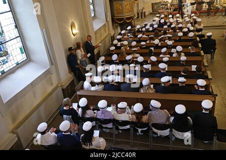 Glückliche Studenten während des Abschlussjahrs (auf Schwedisch: Studenten) in Mjölby, Schweden. Hier werden die Studenten während der Zeremonie in der Kirche von Mjölby gesehen. Stockfoto