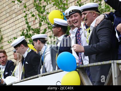 Glückliche Studenten während des Abschlussjahrs (auf Schwedisch: Studenten) in Mjölby, Schweden. Hier werden die Schüler gesehen, als sie die Schule verlassen haben. Stockfoto