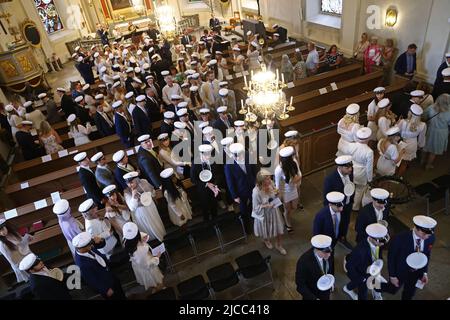 Glückliche Studenten während des Abschlussjahrs (auf Schwedisch: Studenten) in Mjölby, Schweden. Hier werden die Studenten während der Zeremonie in der Kirche von Mjölby gesehen. Stockfoto