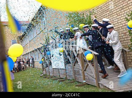 Glückliche Studenten während des Abschlussjahrs (auf Schwedisch: Studenten) in Mjölby, Schweden. Hier werden die Schüler gesehen, als sie die Schule verlassen haben. Stockfoto