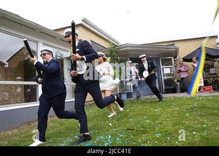 Glückliche Studenten während des Abschlussjahrs (auf Schwedisch: Studenten) in Mjölby, Schweden. Hier werden die Schüler gesehen, als sie die Schule verlassen haben. Stockfoto