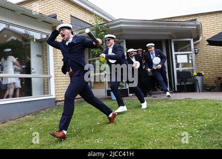 Glückliche Studenten während des Abschlussjahrs (auf Schwedisch: Studenten) in Mjölby, Schweden. Hier werden die Schüler gesehen, als sie die Schule verlassen haben. Stockfoto