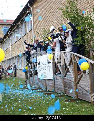 Glückliche Studenten während des Abschlussjahrs (auf Schwedisch: Studenten) in Mjölby, Schweden. Hier werden die Schüler gesehen, als sie die Schule verlassen haben. Stockfoto