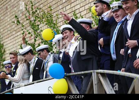 Glückliche Studenten während des Abschlussjahrs (auf Schwedisch: Studenten) in Mjölby, Schweden. Hier werden die Schüler gesehen, als sie die Schule verlassen haben. Stockfoto