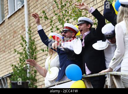 Glückliche Studenten während des Abschlussjahrs (auf Schwedisch: Studenten) in Mjölby, Schweden. Hier werden die Schüler gesehen, als sie die Schule verlassen haben. Stockfoto