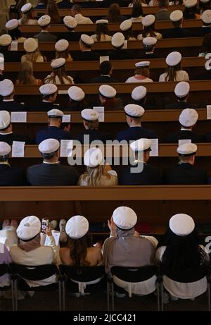 Glückliche Studenten während des Abschlussjahrs (auf Schwedisch: Studenten) in Mjölby, Schweden. Hier werden die Studenten während der Zeremonie in der Kirche von Mjölby gesehen. Stockfoto