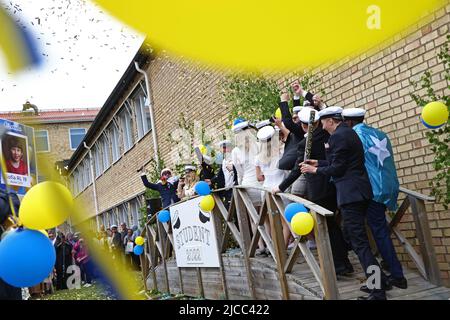 Glückliche Studenten während des Abschlussjahrs (auf Schwedisch: Studenten) in Mjölby, Schweden. Hier werden die Schüler gesehen, als sie die Schule verlassen haben. Stockfoto