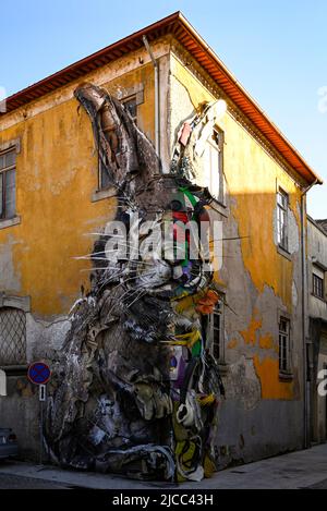 Hasenkunst aus Schrott und Schrott, Street Art in Vila Nova de Gaia, Porto, Portugal Stockfoto