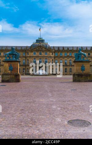 Deutschland, Historisches neues Palastgebäude in der Innenstadt von stuttgart mit deutschlandflagge auf dem Dach an sonnigen Tagen im Sommer, ein beliebtes Ausflugsdestinat Stockfoto