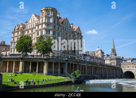 Das Empire Hotel, Pulteney Weir & Colonnade mit dem Turm der St. Michael's Church im Hintergrund, Bath, Somerset, England. Stockfoto