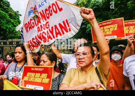 Quezon, Philippinen. 12.. Juni 2022. Aktivisten heben während des Unabhängigkeitstages ihre Fäuste. Verschiedene Gruppen nehmen an einer Bewegung während der Feier des 124.. Jahres des philippinischen Unabhängigkeitstages Teil. Aktivisten und Menschenrechtsaktivisten veranstalteten eine Aktivität zum Unabhängigkeitstag, die sich auf den Zustand der Freiheit im Land konzentrierte und die Pressefreiheit, die wirtschaftliche Freiheit und die nationale Souveränität diskutierte, die vermutlich von der neuen Regierung von Ferdinand Marcos Jr. bedroht sein wird. Quelle: SOPA Images Limited/Alamy Live News Stockfoto