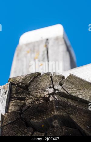 Den Helder, Niederlande, Mai 2022. Nahaufnahme der Holzstruktur eines alten Ankermastes. . Hochwertige Fotos Stockfoto