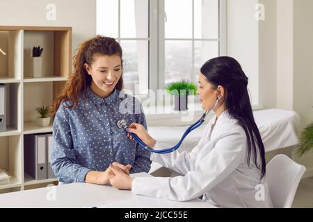 Junge Frau wird während der Untersuchung in einer modernen Klinik ihren Atem oder ihren Herzschlag untersuchen Stockfoto