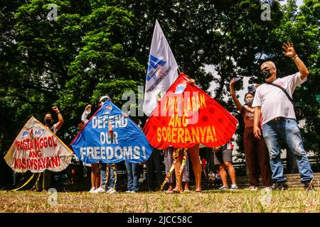 Quezon, Philippinen. 12.. Juni 2022. Aktivisten zeigen ihre handgefertigten Drachen, die für den Protest verwendet wurden. Verschiedene Gruppen nehmen an einer Bewegung während der Feier des 124.. Jahres des philippinischen Unabhängigkeitstages Teil. Aktivisten und Menschenrechtsaktivisten veranstalteten eine Aktivität zum Unabhängigkeitstag, die sich auf den Zustand der Freiheit im Land konzentrierte und die Pressefreiheit, die wirtschaftliche Freiheit und die nationale Souveränität diskutierte, die vermutlich von der neuen Regierung von Ferdinand Marcos Jr. bedroht sein wird (Foto von Ryan Eduard Benaid/SOPA Images/Sipa USA) Quelle: SIPA USA/Alamy Live News Stockfoto