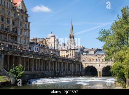 Pulteney Bridge & Weir, mit dem Turm der St. Michael's Church im Hintergrund, Bath, Somerset, England. Stockfoto