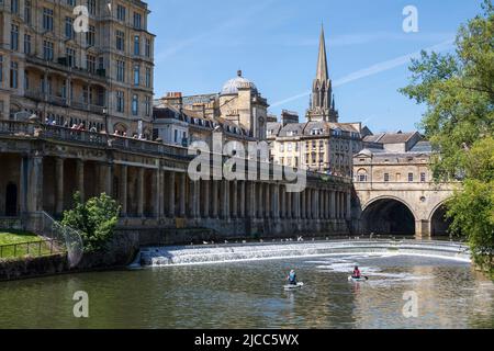 Pulteney Bridge & Weir, mit dem Turm der St. Michael's Church im Hintergrund, Bath, Somerset, England. Stockfoto