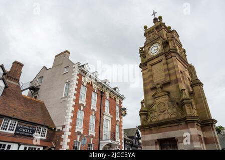 Peers Memorial Uhrturm in St. Peter's Square, Ruthin, Denbighshire, North Wales, Großbritannien Stockfoto