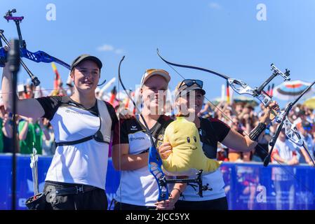 Rekurve Women Team Germany mit Katharina Bauer, Michelle Kroppen und Charline Schwarz nach dem Gewinn von Gold und der Europameisterschaft 2022 während der Europameisterschaft im Bogenschießen 2022 im Rekurve-Finale in der Theresienwiese, München. Sven Beyrich/SPP Stockfoto