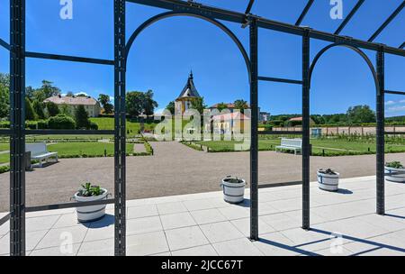 10. Juni 2022, Brandenburg, Neuzelle: Erweiterung des Barockgartens im Kloster Neuzelle. Nach den Plänen des Klostergatlas aus dem Jahr 1760 wurde der barocke Garten auf seine Gesamtgröße von fünf Hektar restauriert. Bereits 2008 wurde der Barockgarten Neuzell von der Deutschen Zentrale für Tourismus zu einem der 53 schönsten Gärten Deutschlands gewählt. Im Jahr 2021 wiederum wurde der dritte Bauabschnitt des Klostergartens, des Küchen- und Kräutergartens, vom Fachverband Garten-, Landschafts- und Sportplatzbau Berlin und Brandenburg e.V. mit der Auszeichnung „Schönster Park Brandenburgs“ ausgezeichnet Stockfoto